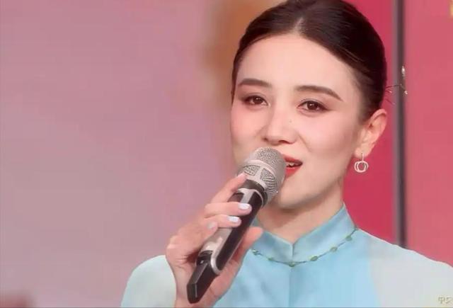 宋佳的2024：从“女王”到“劳模”，这个女人凭啥这么拼？