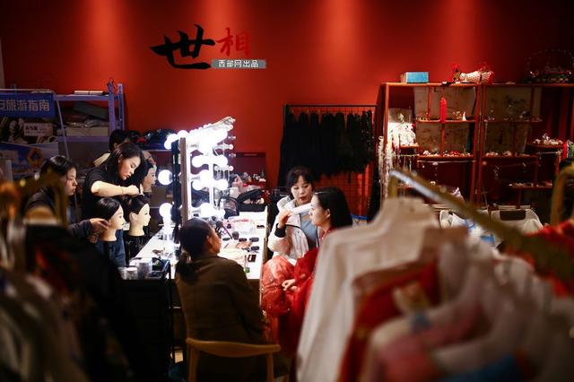 世相丨汉服妆造师萱萱：复原旧颜 为传统文化“妆”点