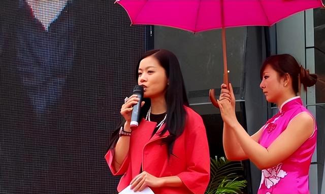 主持人曾子墨：嫁上司4年生2胎，结婚18年，如今活成人生赢家