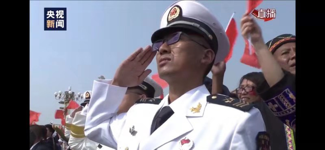 身高一米八 跪地40分钟保持1米以下为了啥?