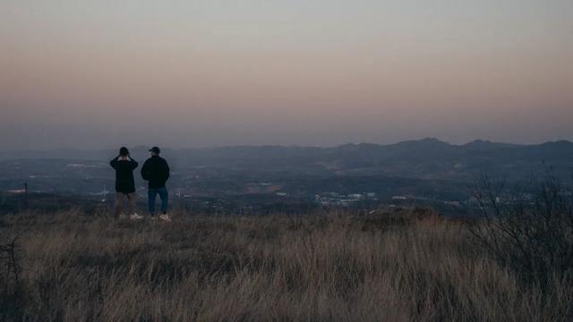 余华《兄弟》:为什么出身相似的人,最后却有不一样的结局