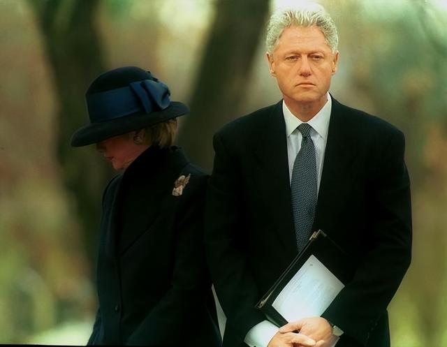 1998年克林顿曝“拉链门”丑闻,希拉里绝不吃亏,找多位情人报复