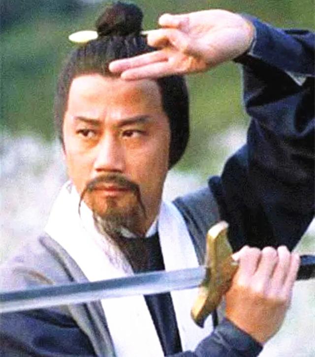 老戏骨夏雨现身瑞典街头，头发花白精神好，76岁周游列国享受人生