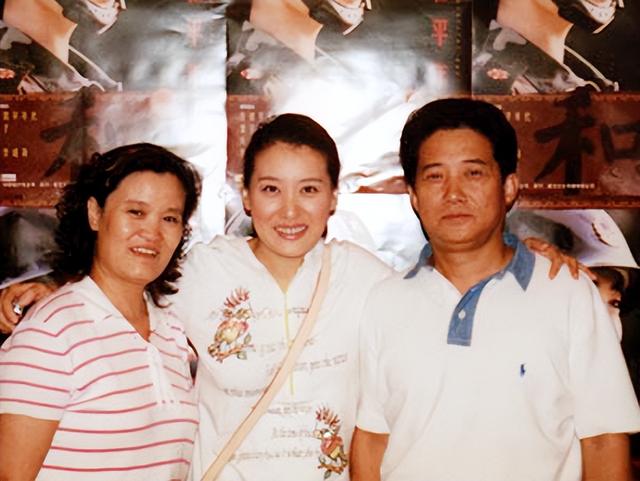 12次登上春晚，6次献唱奥运，嫁给院士邓中翰的谭晶如今怎样了？