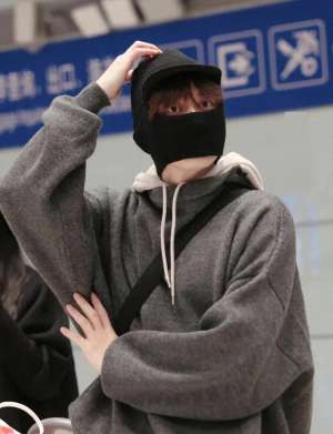 李易峰多少岁(李易峰近况：乘250万豪车出行，仍被称为“白月光”“乖宝宝”)