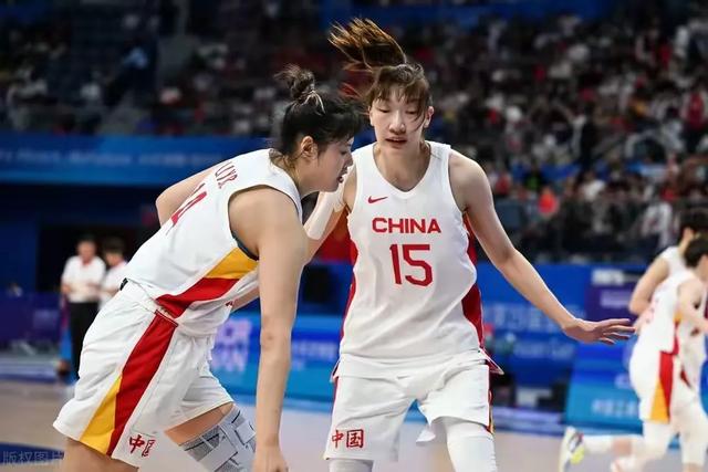 看14岁姚沁蕾1米93超叶莉，才发现她和2米28张子宇将接棒女篮内线