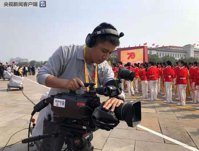 身高一米八 跪地40分钟保持1米以下为了啥?