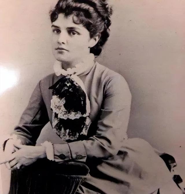 丘吉尔母亲：美国千金，英国国王情人，40岁嫁给和儿子同龄的男人