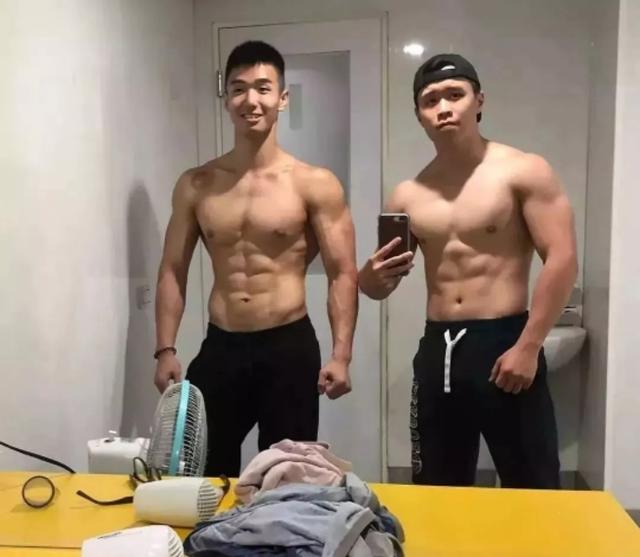 奶凶小狼狗和教练“基情”满满， 真是个单纯大男孩！