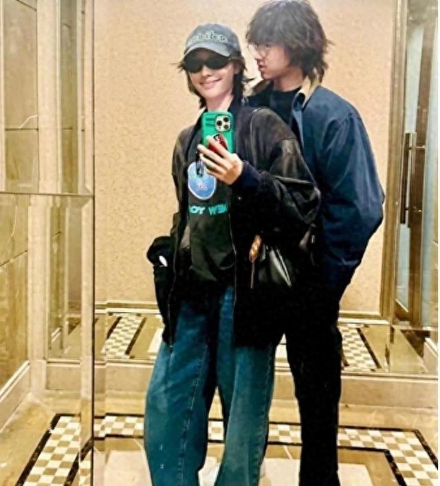 白白何十六岁儿子陈盛桐，一头卷毛，很有个性，身高疯长长腿抢镜