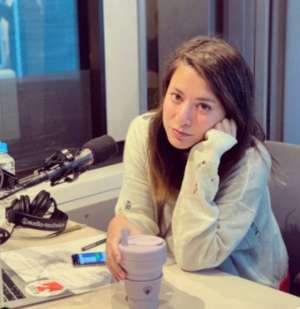 被潜规则的女明星(女星Marie爆料潜规则，18岁被要求陪睡？拒绝后退出节目)