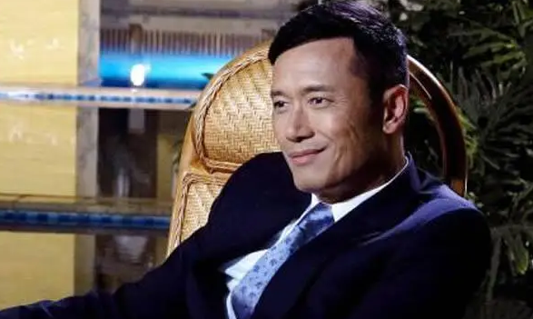 苗侨伟女儿曝泳装照！33岁苗彤小麦肌肤身材火辣，美貌遗传戚美珍