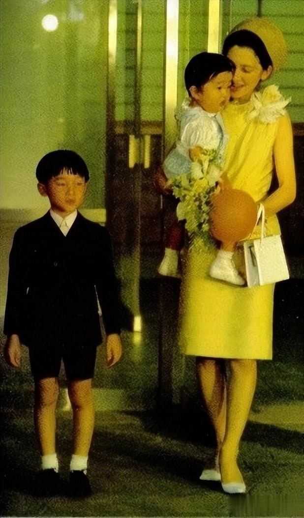 文仁亲王：身高175野心勃勃，41岁生子成皇嗣，喊话哥哥早点退位