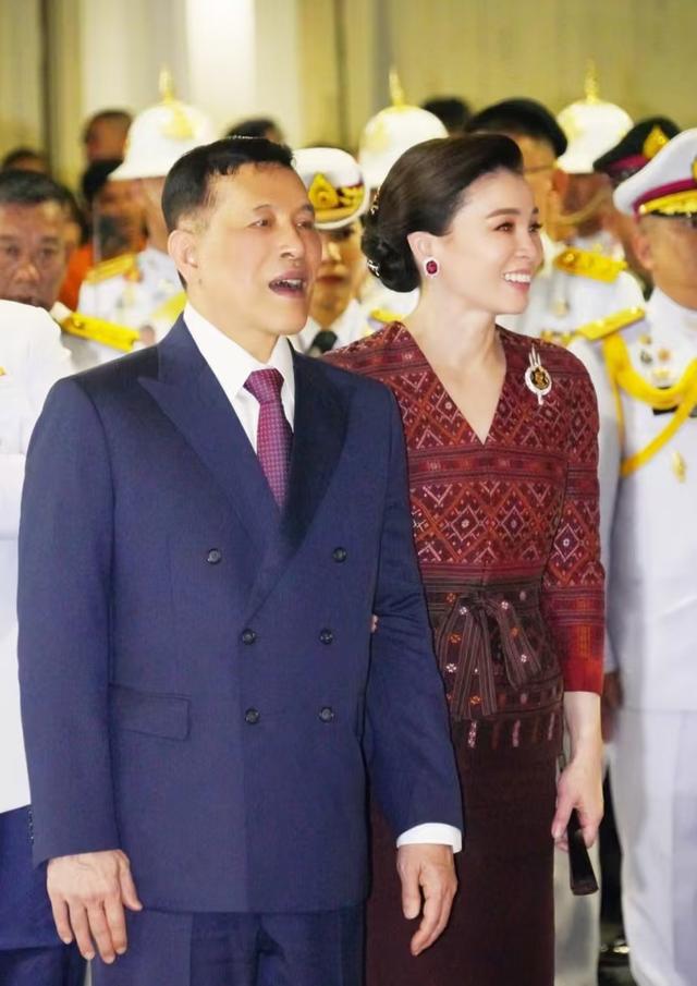 泰王携手苏提达同框唐人街,身边无新欢,王后脚踩恨天高如履平地