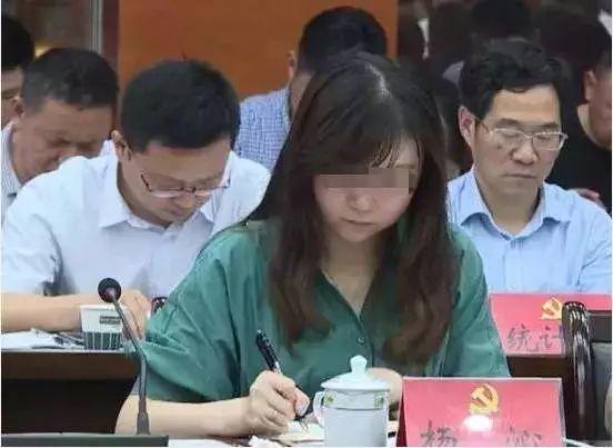 1个弹孔，见证了一段历史；400件雨衣，映衬出城市温情