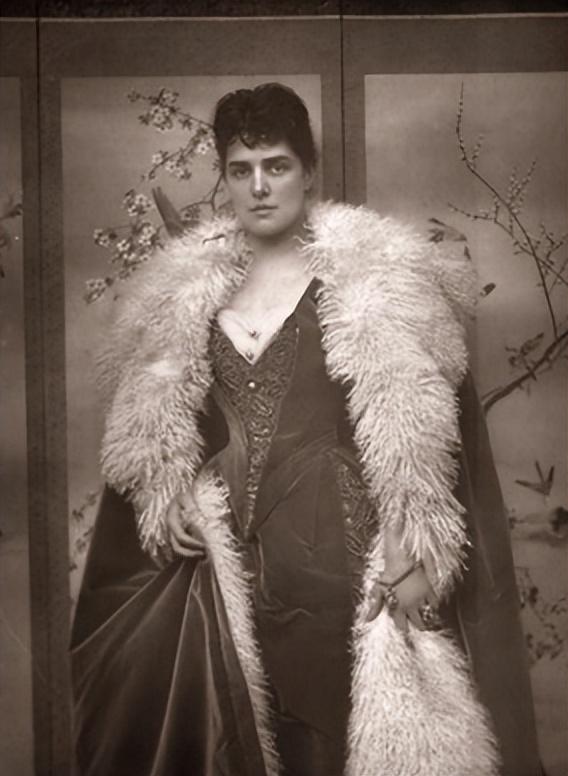 丘吉尔母亲：美国千金，英国国王情人，40岁嫁给和儿子同龄的男人