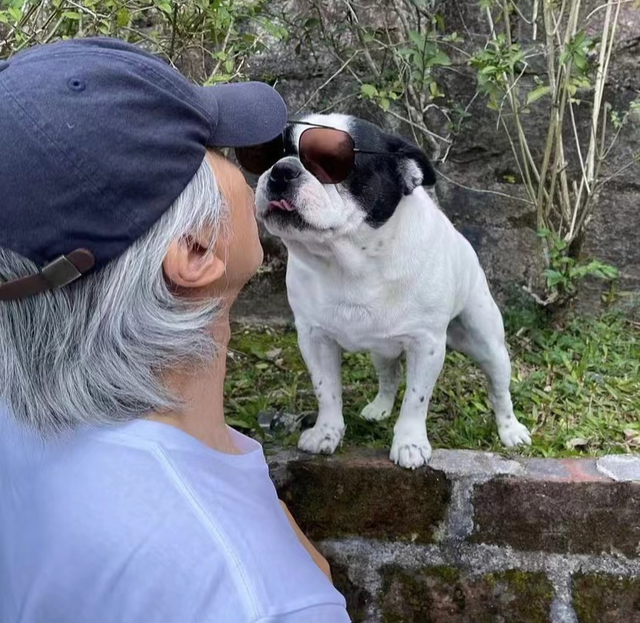 60岁周星驰罕晒近照!与爱犬合影互动不断,隔空嘟嘴献吻显宠溺