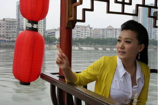 12次登上春晚，6次献唱奥运，嫁给院士邓中翰的谭晶如今怎样了？