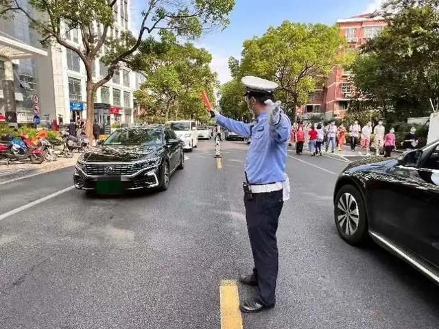 【加油中考】“桑拿天”又迎来中考时季 上海浦东交警马不停蹄再护考