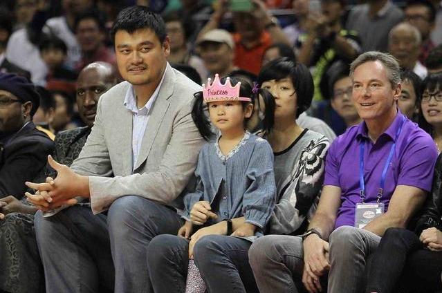 姚明女儿没有170？看站他身边168的范冰冰和172的撒贝宁就知道了