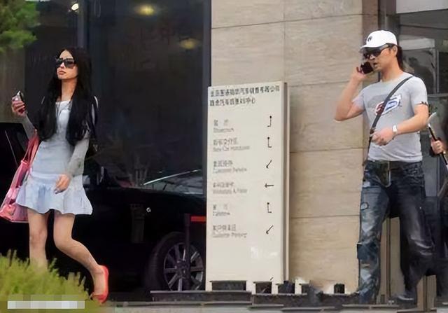 汪峰次女汪璟怡罕露面，贴心挑首饰为章子怡庆生，长相遗传康作如