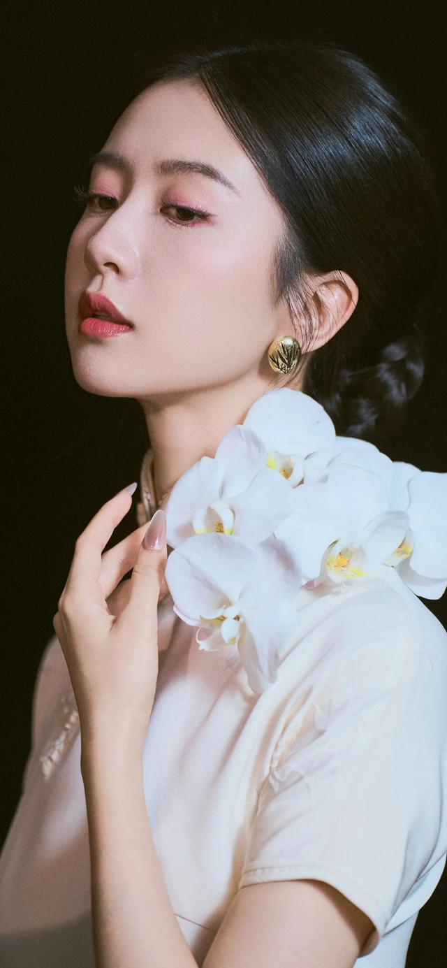 ​美女系列壁纸第4224期—一袭白色旗袍的许龄月