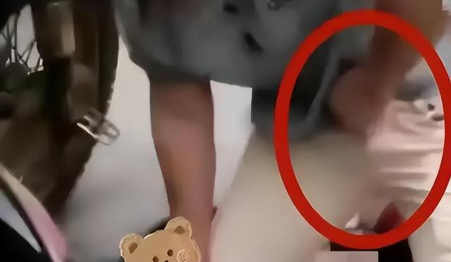 街头惊悚一幕！正妻当街羞辱小三，扒光并暴打！引发网友热议