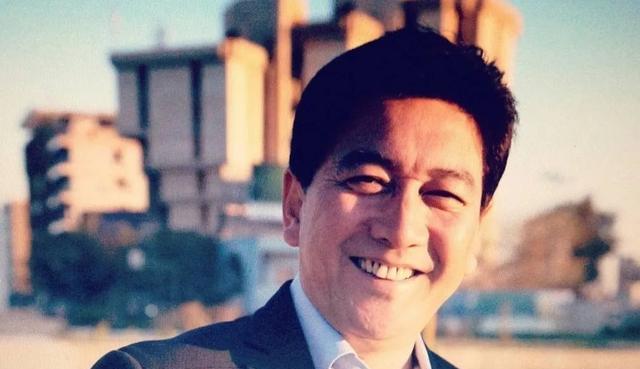 抛弃妻子另娶小13岁新欢，照顾残障哥哥16年，水均益人品究竟如何