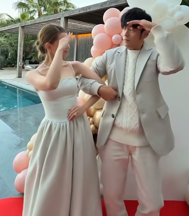 周杰伦疑戴假发露面，颜值回春瘦了一圈，昆凌小腹微凸像怀孕