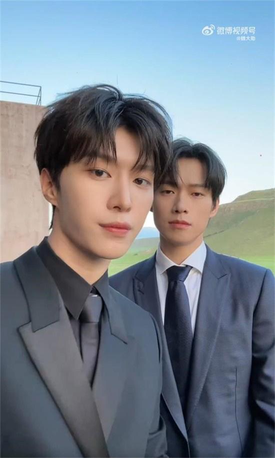 显眼包line！范丞丞魏大勋穿黑西装跳舞帅气十足