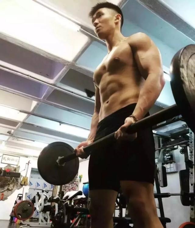 奶凶小狼狗和教练“基情”满满， 真是个单纯大男孩！