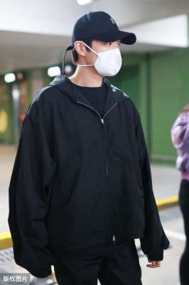 杨幂陪魏大勋拍戏(不避嫌？杨幂直奔魏大勋酒店，一路小跑十分欢喜)