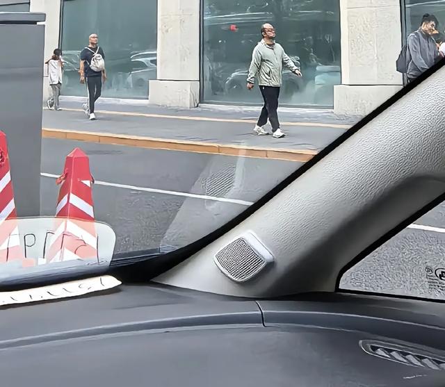 窦唯现状曝光：隐居阿那亚，秃顶头发花白索性剃光头，偶尔会演出