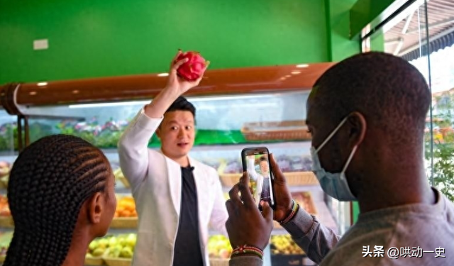 非洲土皇帝王垚：丰臀辣妹当助理，生活奢靡为何多次被官媒表扬？