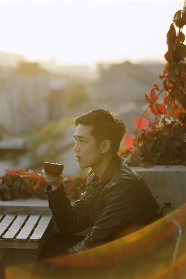 利晴天最新街拍写真释出 眼眸深邃充满绅士味道