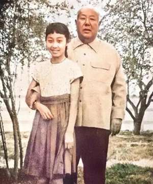 重孙女(60年代，马鸿逵与重孙女马爱玲留影，曾作恶多端，晚年过得如何)