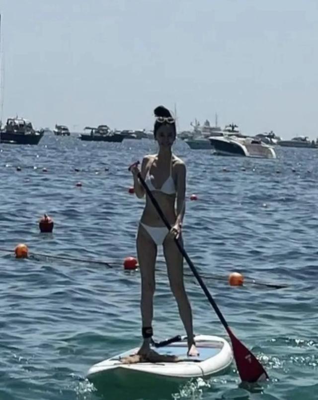 杨颖早年泳装照：惊艳时光的魅力绽放