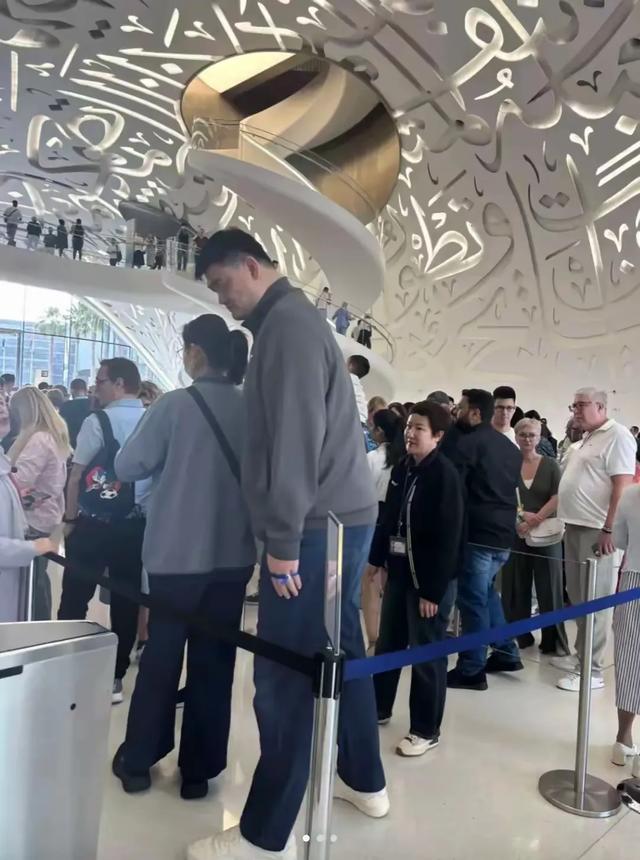 看14岁姚沁蕾1米93超叶莉，才发现她和2米28张子宇将接棒女篮内线