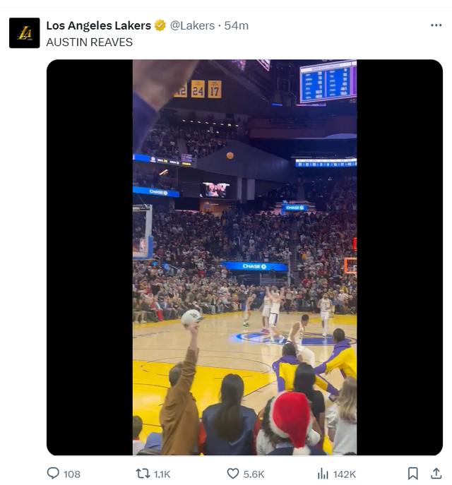 里夫斯双手指天霸气十足：湖人连发3推为他喝彩 创纪录詹皇献撞胸