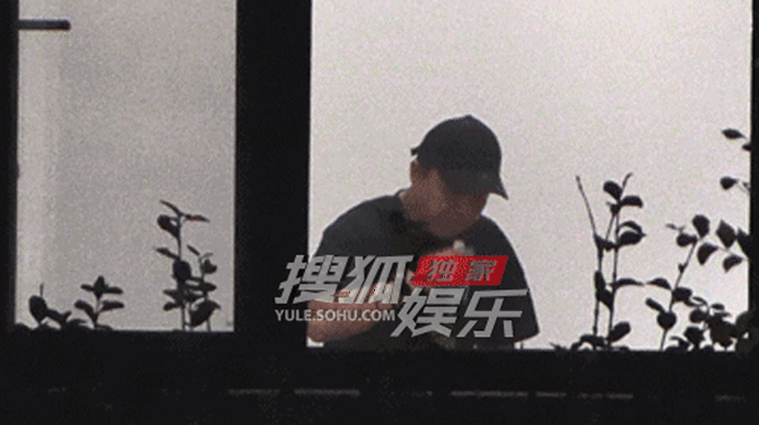 黄渤现身工作室忙碌 身穿短袖特别有活力