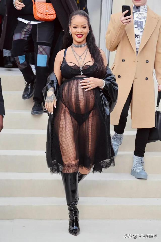 日婆大方秀孕肚,同样都是女明星怀孕,内娱咋是另一翻景象?