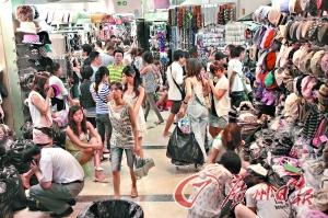 “蹭流量”!原来TA们都是靠高第街“红”起来的