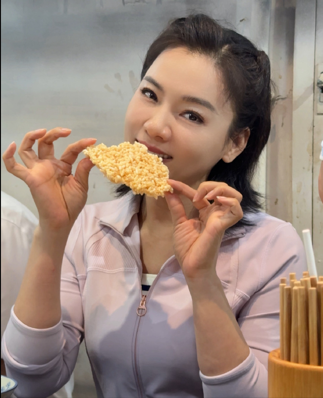 民歌天后陈思思：嫁给青歌赛冠军师鹏生一女，今49岁气质依旧动人