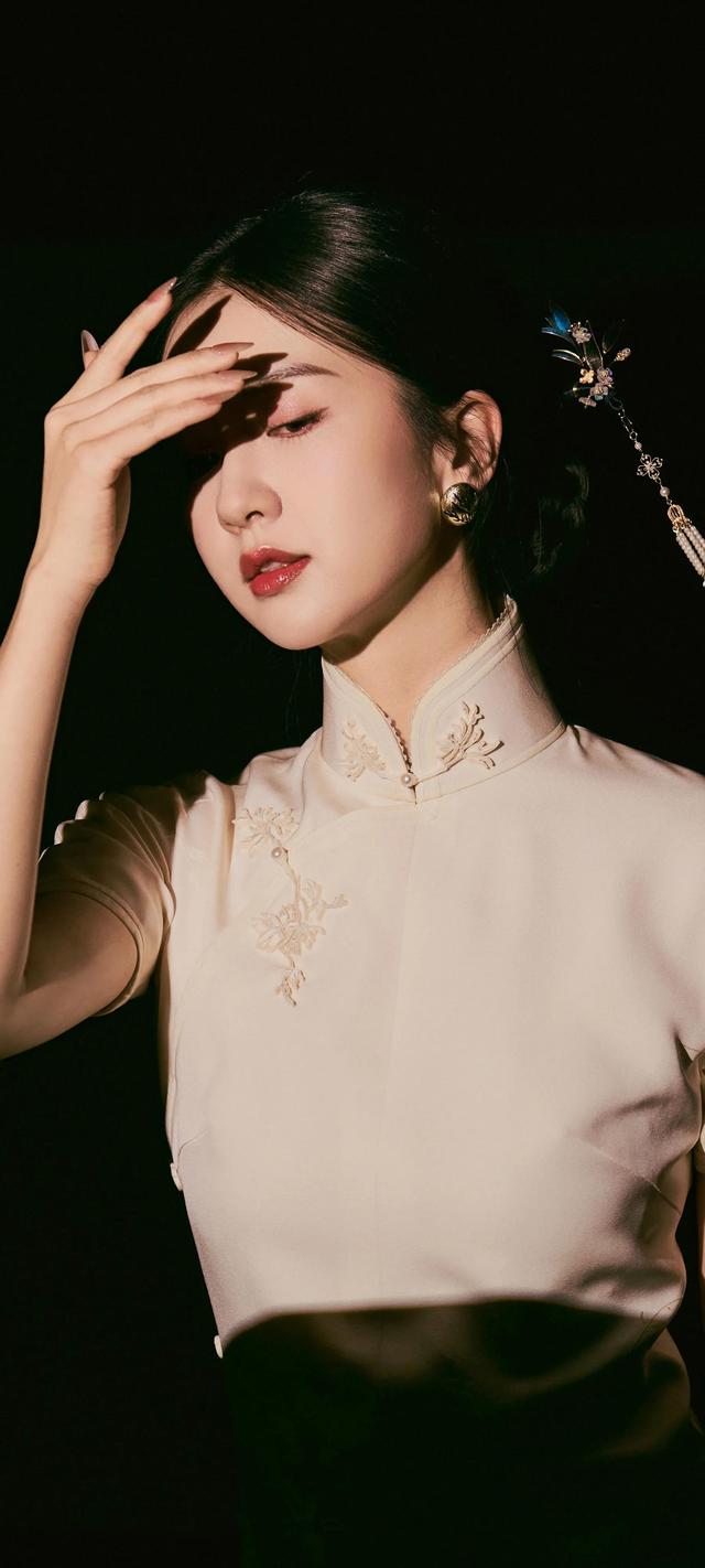 ​美女系列壁纸第4224期—一袭白色旗袍的许龄月