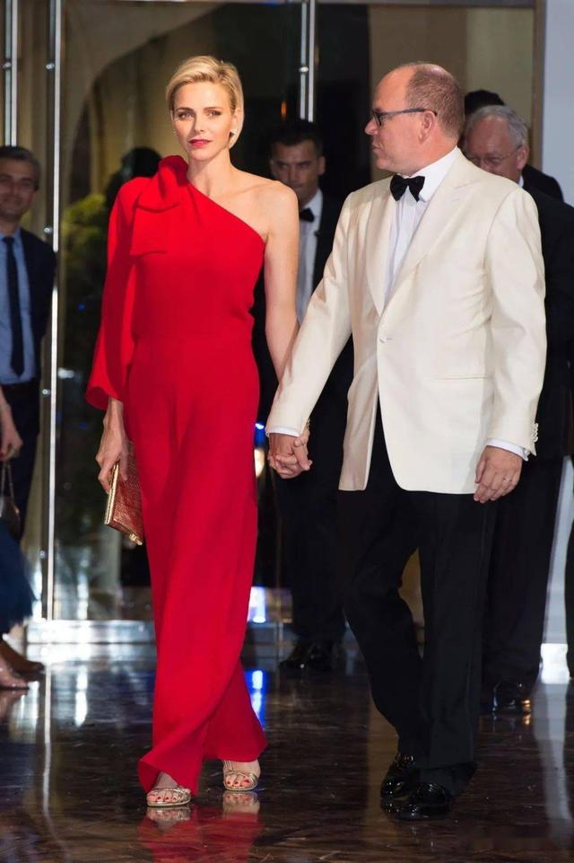 摩纳哥亲王重口味:爱上大嘴空姐,承认私生子,夏琳王妃被她打败