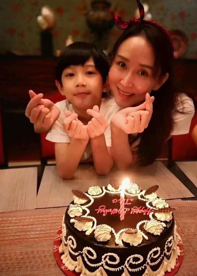 嫁给名门后裔,却不做豪门金丝雀,42岁胡静被朱兆祥宠溺至深