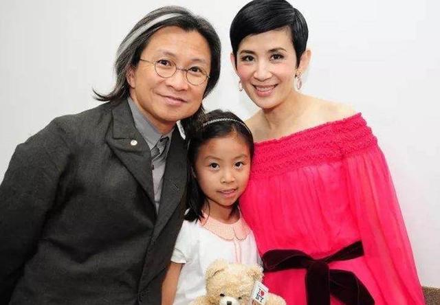 吴君如罕晒家庭照,女儿太像老爸陈可辛,侄女身材高挑想入行发展