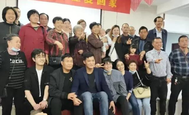 徐剑锋认亲回家后，姐姐姐夫给弟弟买新衣服，生母离世成永久遗憾