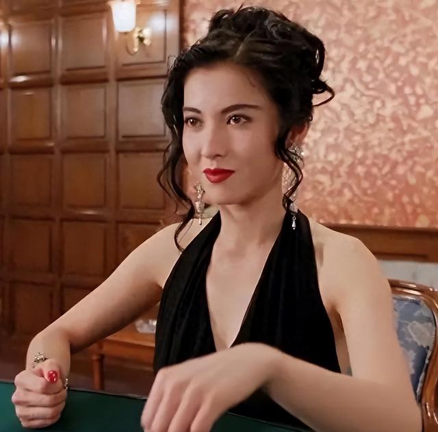 她是紫衫龙王,也是段冷翠，退圈18年观众仍然记住她的美