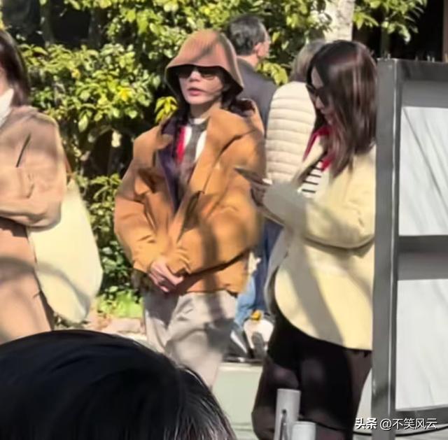 SHE日本旅游被偶遇，田馥甄肚子隆起似怀孕，任家萱发福更显年轻
